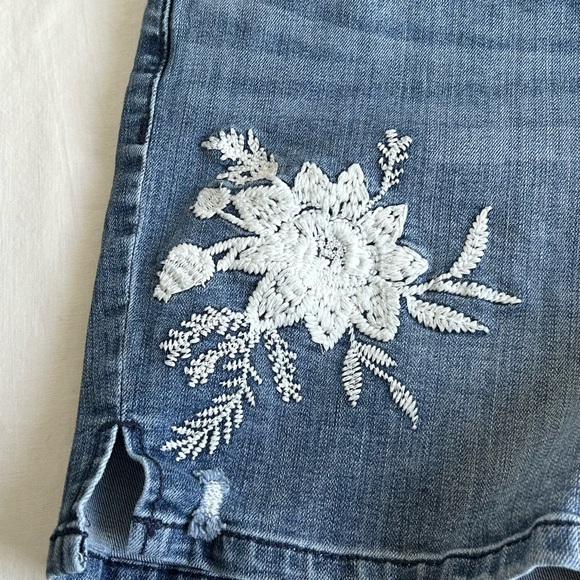 Vera Wang Floral Embroidered Shorts Size 12 - Picture 7 of 15